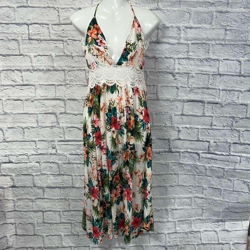 NWT CUPSHE backless floral dress lace accent. size Medium